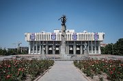 Přijíždíme do milionového Biškeku, metropole Kyrgyzstánu. Město bylo založeno roku 1878 jako ruská pevnost pod jménem Pišpek. Během sovětské éry v letech 1926 až 1991 neslo jméno Frunze na počest velitele rudé armády a zdejšího rodáka Michaila Frunzeho. Po rozpadu Sovětského svazu kyrgyzský parlament rozhodl o návratu k tradičnímu jménu.