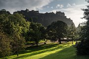 Nad parkem se vypíná majestátní Edinburgh Castle, umístěný na dávném sopečném čedičovém suku zvaném Castle Rock. Je dominantou a symbolem Edinburgu.