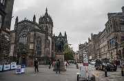 Hrad je spojen s historickým centem města hlavní třídou zvanou The Royal Mile. Na ní se nachází i hlavní sakrální památka - katedrála sv. Jiljí (st. Giles).