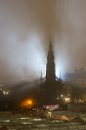 Edinburgh tak trochu zadumaně a mysteriózně vyčkává, jestli se zítra stane hlavním městem nového státu či nikoliv.  Jen paprsek světla vychází zpoza Scottova památníku.