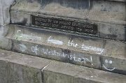 Někteří svou potřebu vymanit se z područí Westminsteru realizují zápisy na postavce soch.