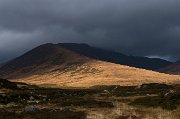 Před námi se tyčí temná masa našeho cíle - Ben MacDui, druhé nejvyšší hory Britských ostrovů.