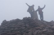 Konečně stojíme, spocení, promrzlí, ale šťastní, na plochém vrcholu Ben MacDui (1 309 m), druhé nejvyšší hory Skotska a celých Britských ostrovů.