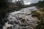 Přicházíme zpět na parkoviště v Inverey a podél bouřlivé řeky Dee se vracíme do Braemaru.