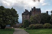 V městě Brodick navštěvujeme turistické infocentrum a hned nato vyrážíme k místnímu hradu. Brodick Castle byl postaven v roce 1307 jako vojenská pevnost a byl postupně přestavován podle vkusu doby, až se z něj stal lovecký zámeček.