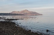 Vracíme se k vodám Whitning Bay, ve kterých se zrcadlí ostrov Holy Isle.