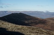 Na severním horizontu se objevují kamenné temena kopců národního parku Cairngorms - Ben Avon a Beinn a´Bhuird.