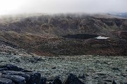 Lochnagar znamená v překladu malé jezero hlučného zvuku (Lochan na Gaire). A je to opravdu jezerní hora obklopená ledovcovými jezírky.