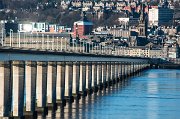 Silniční most Tay Road Bridge se spolu s mostem železničním klene přes záliv v délce 2250 metrů a je tak jedním z nejdelších silničních mostů v Evropě.