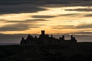 Slains Castle z dálky působí snad ještě mohutněji a zlověstněji, než zblízka.