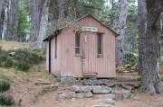 Potkávám Halfway hut - jednu z mnoha skotských "bothies" - přístřešků pro turisty. Já však mám svůj vlastní stan a dost času a proto pokračuji dále.