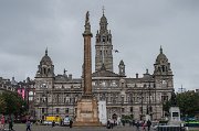 Ale zpět do světa žijících - náměstí George square je takříkajíc živoucím srdcem celého Skotska. Během referenda o nezávislosti právě zde probíhaly ty nejmohutnější demostrace. Náměstí dominuje radnice Glasgow City Chambers.