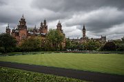 O kousek dál, v umělecké čtvrti West End, najdeme opravdu vysokou budovu prestižní glasgowské univerzity (vpravo) a Kelvingrovo muzeum a galerii umění (vlevo).
