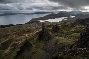 Pohled z hory Storr ukazuje na vznik celého útvaru. Jedná se totiž o ukázkový landslide, tedy obří gravitační sesuv čedičových vrstev. : Skotsko, Skye