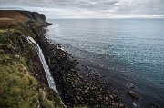 Z jednoho útesu padá 55m vysoká vodní clona vodopádu Kilt Rock. Jméno získala díky svému vzhledu. Prý totiž při pohledu od moře připomíná vzorek kiltu. To jsem bohužel nemohl posoudit. : Skotsko, Skye