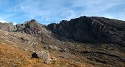 Black Cuillins jsou vůbec nejstrmější kopce celých Britských ostrovů a tmavá stěna napravo je zdejší nejvyšší lezeckou stěnou. Nejvyšším vrcholem je  Sgùrr Alasdair (992 m). Matečnou horninou pohoří je žula, gabro a čedič a svým vzhledem se tak trochu podobají slovenským Vysokým Tatrám. : Skotsko, Skye
