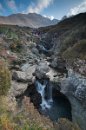 Údolím je proslulé opravdu fotogenickými vodopády v soutěsce, kterou zde vymodelovala zdejší říčka. : Skotsko, Skye