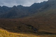 Náš poslední výlet vede do Fairy Valley (tedy pohádkového údolí), ležícím na severozápadní výspě Black Cuillins. : Skotsko, Skye