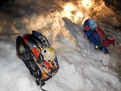 Batohy je třeba ozdobit do podoby vánočního stromku a můžeme vyrazit.