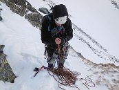 Terén zatím nevypadá nijak zle a tak se navazujeme jen na jedno lano na půl (25 m) a postupujeme společně. Jistíme se tzv. synchronně. Pro ty, co neví o co jde: lezci lezou současně, první zakládá průběžně postupové jištění, zatímco lezec na zadním konci lana jištění zase vybírá. Tak mohou oba lezci postupovat současně, což výrazně urychluje postup. Tato forma lezení (jištění) jde samozřejmě aplikovat jen do určité obtížnosti. V těžších pasážích, kde již hrozí riziko pádu je třeba přejít na standartní jištění od štandu.