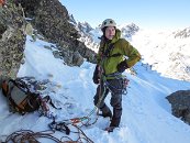 A jsme na hřebeni. Dáma s péřovkou přelezena a zhodnocena jako poměrně jednoduchá cesta. Přelez nám trval asi hodinu a půl.