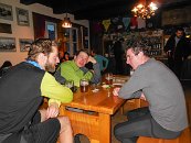 Večerní pohodička v jídelně a spřádání plánů na další den.