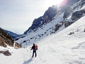 Kluci sbalili všechny své věci a jdou směrem do údolí, že snad polezou nějaké ledy.