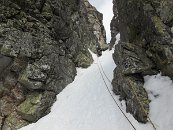 Pokračujeme strmým firnovým žlabem.