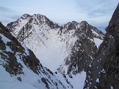 A jsme na hřebeni, kde se nám otevírá pohled na druhou stranu - vlevo Ladový štít, vpravo vzadu Lomničák. Čeká nás už jen sestup žlabem. Poslední délku přes skalní práh již slaňujeme za tmy. Večeři na chatě jsme nestihli, ale naštěstí nám ji schovali:)