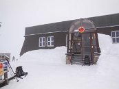 Třetí den se budíme do pravého tatranského počasí. Psa by ven nevyhnal..Vítr není až tak silný, ale mlha by se dala krájet a do toho lehce sněží.