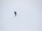 Nene, nakonec jsme rádi, že vidíme pár metrů před sebe. Občas se zastavujeme, mžouráme do mlhy a vůbec nevíme, kde jsme a kterým směrem vlastně máme jít. Stopy zafoukané, všude jen bílo - nad náma, pod náma, vedle nás - prostě totální desorientace. Ostrý štít vzdáváme (stejně jsme ho ani neviděli a kdo ví, jestli bychom k němu trefili..) a míříme po náznaku starých zafoukaných stop směrem do Priečného sedla. Z tama bychom chtěli vyjít aspoň na Širokou vežu.