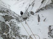 První délka byla kratší, tak jsem se jí sobecky či zbaběle zmocnil:) I tak byla značně výživná. Dobrá práce s cepíny, vyvažování se na malých ledových římsách, odhrabávání sněhu - hledání chytů, odsekávání ledových glazur - hledání spárek na založení frendů...toť zdejší radosti a strasti. Jeňa dole zatím mrzl.