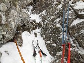Zrobil jsem štand, který jsem musel neustále zatěžovat, aby smyčka z malého hrotu nevyjela. Pojištěno dvěma kamarády. Je to cajk, jistím!