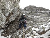 No nic, poslal jsem ho do další délky, ať si taky užije:) Ta se dá buď oblézt zprava po plotnách, pak je to za M4 nebo se leze přímo koutem, M5-. Zkusili jsme to vzít napřímo a šlo to. Byl to ale slušný kotel!