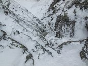 Už když lezl nahoru Jeňa, slušně sněžilo, když jsem lezl já, sněžilo ještě víc, no a když jsme byli konečně nad komínem a podívali se pod sebe, byla cesta najednou kompletně bílá..Kurňa, podmínka jak hrom! I foťák usoudil, že v nejlepším se má přestat a tak mi oznámil, že už toho má taky dost a že končí. A proto je tato fotka poslední z letošních Tater a my se loučíme stylově přímo ze stěny! Snad tu nejsme naposledy...