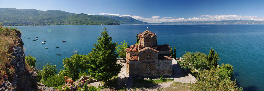 Ohridské jezero je kolébkou křesťaství v Evropě. Okolo jezera bylo dříve 365 kostelů a klášterů, každý pro jeden den v roce. Do dnešních časů se dochovala jen asi třetina, což je ale stále ohromující množství.